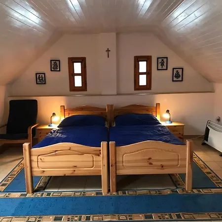 Tradicni Cesky Dum S Loznicemi V Podkrovi Apartment