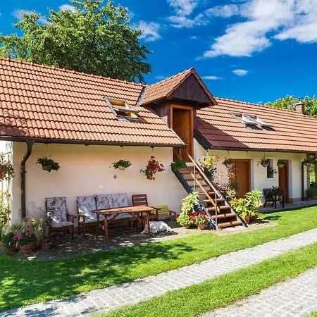 Apartment Tradicni Cesky Dum S Loznicemi V Podkrovi
