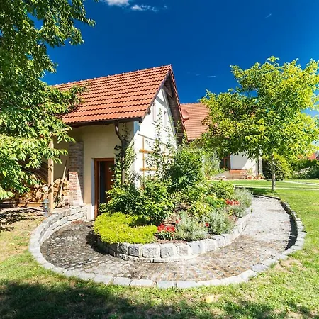 Tradicni Cesky Dum S Loznicemi V Podkrovi