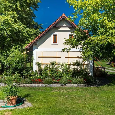 Tradicni Cesky Dum S Loznicemi V Podkrovi